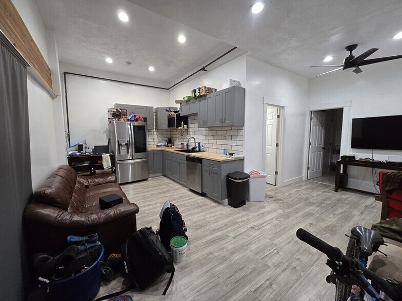 Building Photo - 918 3385 S