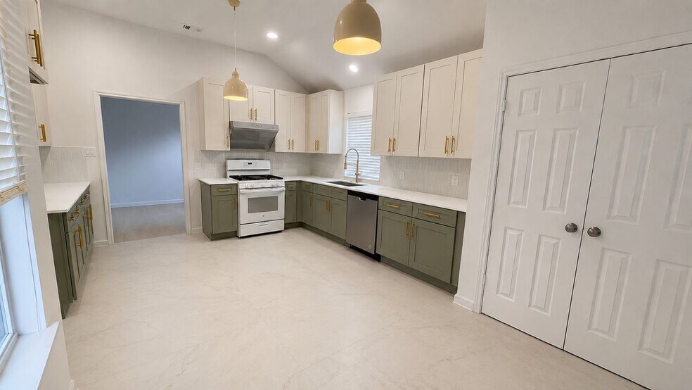 Building Photo - 306 N Mt Rushmore Dr