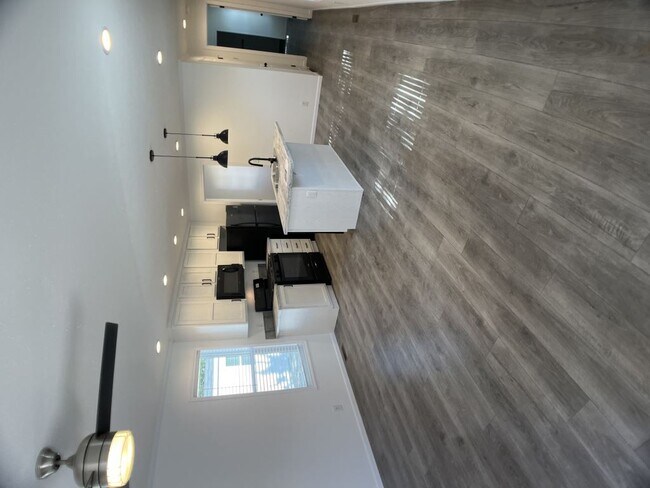 Building Photo - 13940 Bundoran Ave