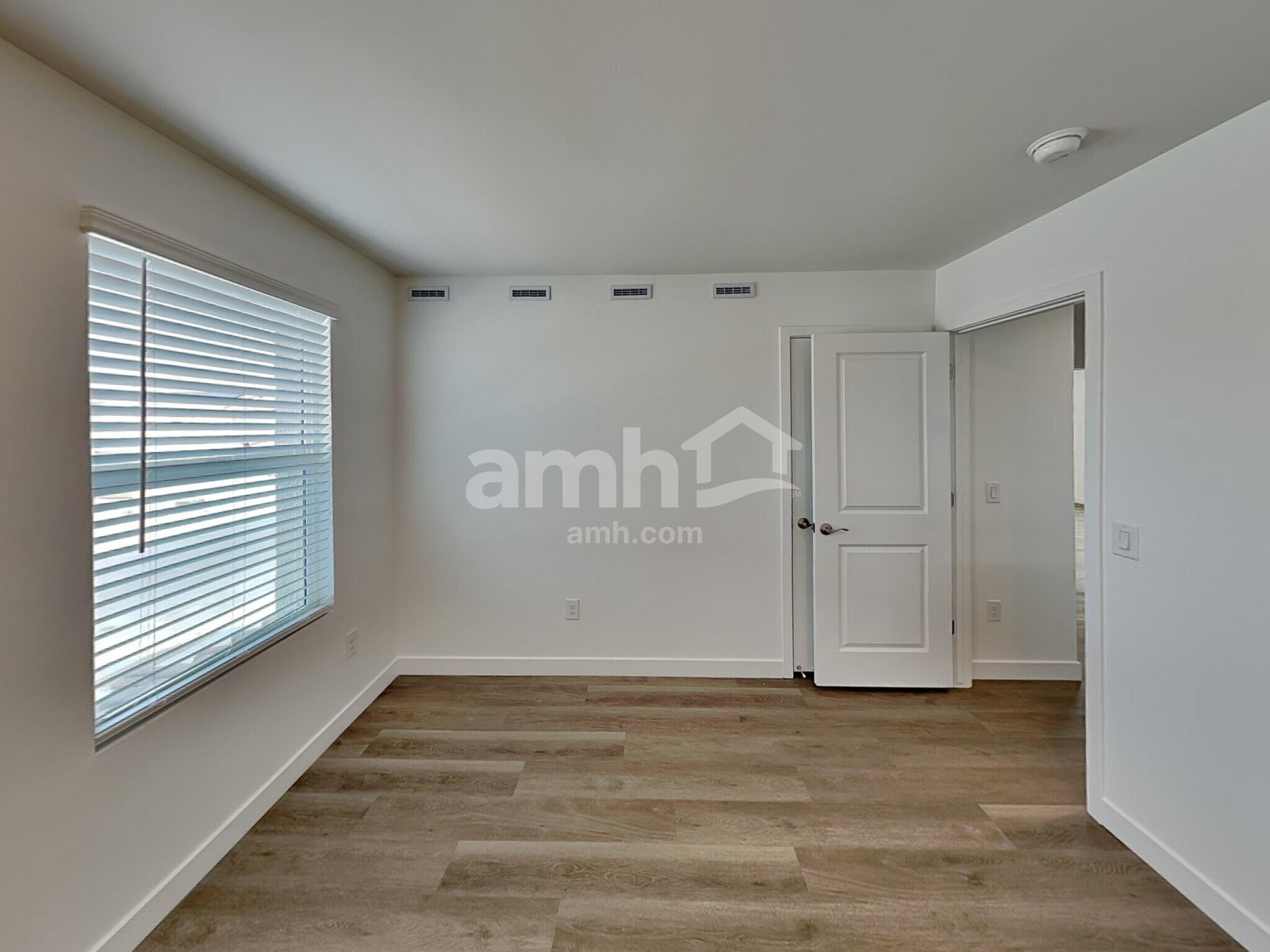 Building Photo - 9540 Harkes Dr