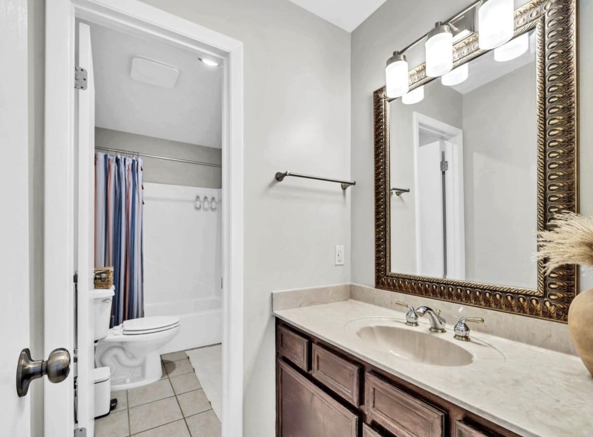 Master bathroom - 321 Woodham Ct