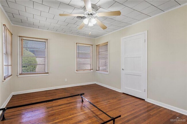 Building Photo - 518 E Kelly Ave