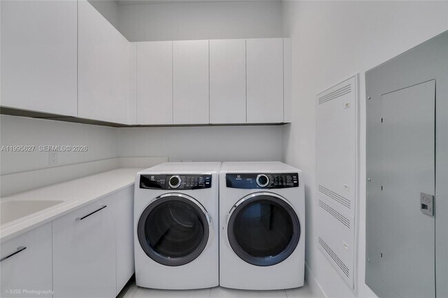 Building Photo - 153 N Seabreeze Blvd