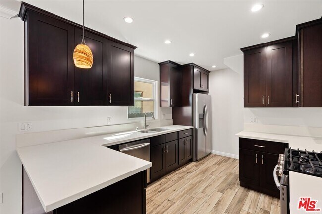 Building Photo - 1472 S Crest Dr