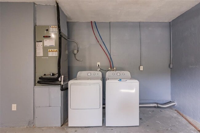 Building Photo - 11065 Waterford Ave