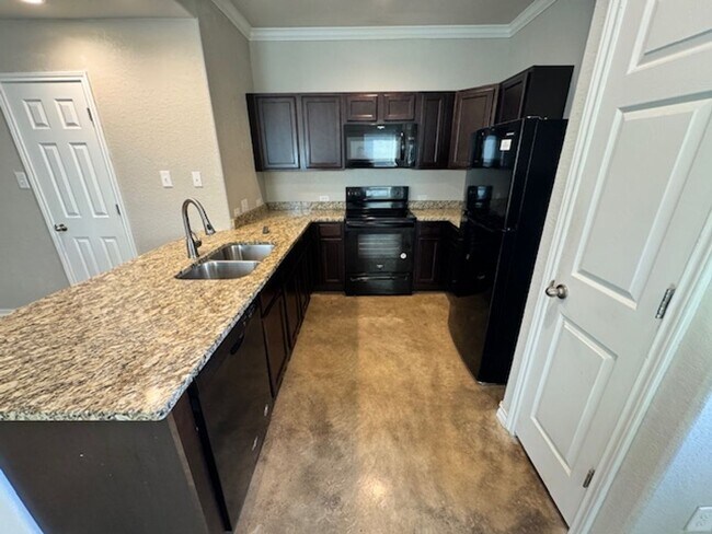 Building Photo - Elegant Townhome Ready for Move In - 3 BR 2.5 Bath - NE San Antonio (in Selma)