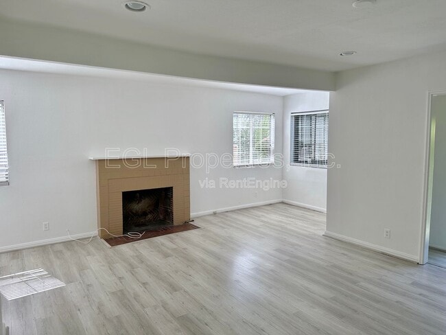 Building Photo - 358 N San Vicente Blvd