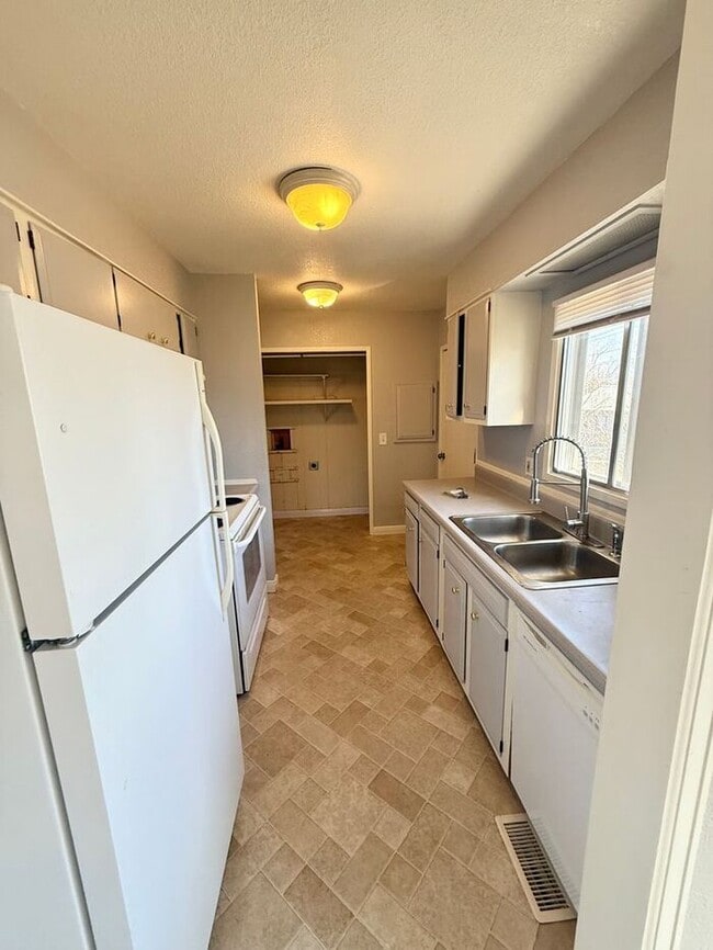 Building Photo - Large 3 Bedroom, 1 Bath Ranch Style Home in South Loveland, CO