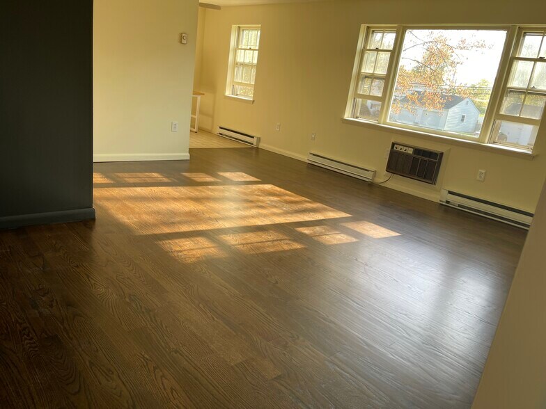 Building Photo - 121 Shadow Ln