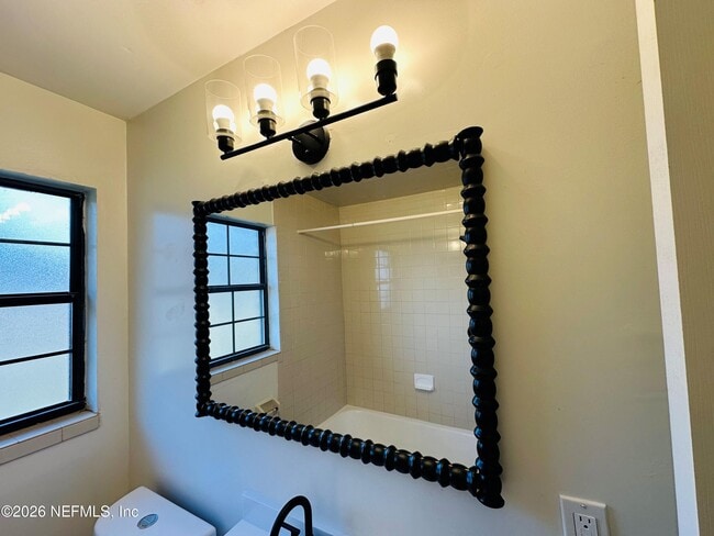 Building Photo - 1904 Delaroche Dr W