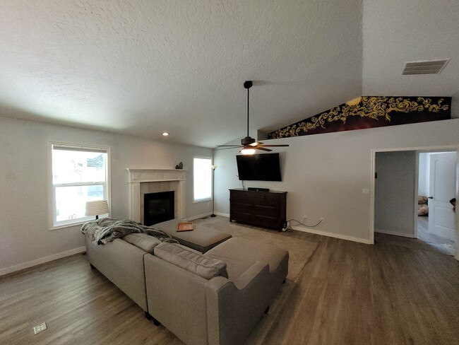 Building Photo - Stunning Home with Hot Tub with Detached O...