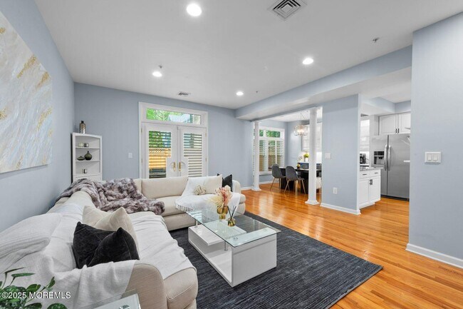 Building Photo - J162 Main St