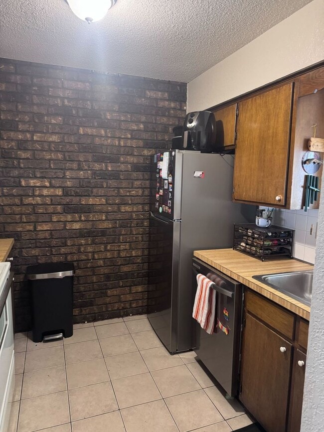 Building Photo - Spacious All Electric Townhome Near Downtown Independence