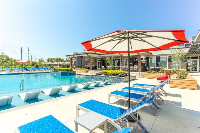 Building Photo - Summit Square