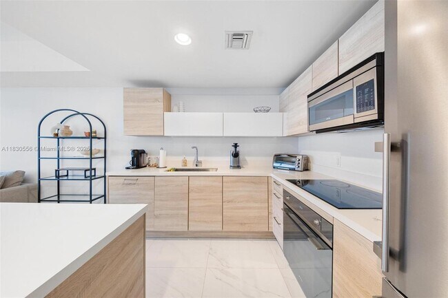Building Photo - 16385 Biscayne Blvd