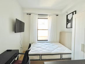 Building Photo - Furnished room/NOT APARTMENT