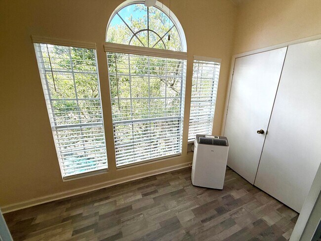 Building Photo - AVAILABLE NOW! 3rd Floor 1 Bedroom / 1 Bat...