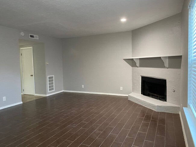 Building Photo - 2 Bedroom Duplex near Lake Overholser