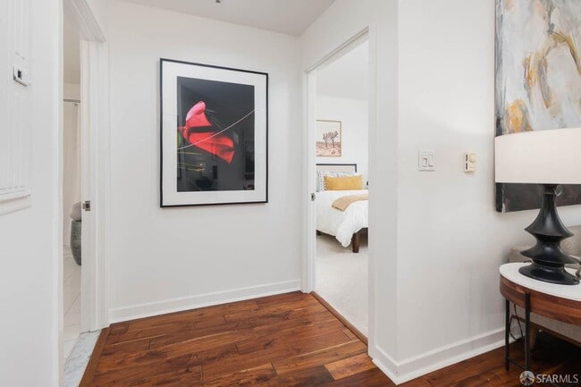 Building Photo - 250 King St