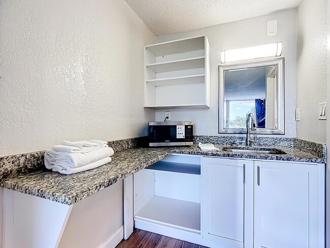 Building Photo - 4645 N Socrum Loop Rd