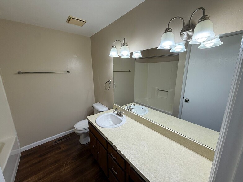 Building Photo - 5722 Bluebird Ct