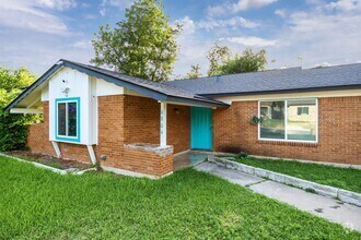 Building Photo - 3BR 2BA Home in East Austin – Near Univers...