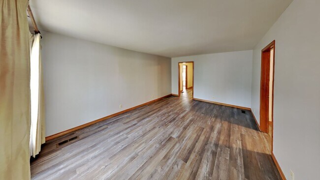 Building Photo - Welcome to this charming 3 bedroom, 1 bath...