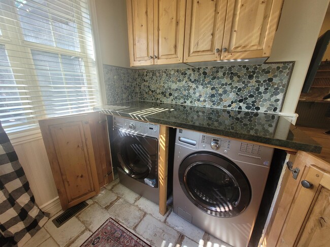 Building Photo - 867 N Swiss Farm Ct