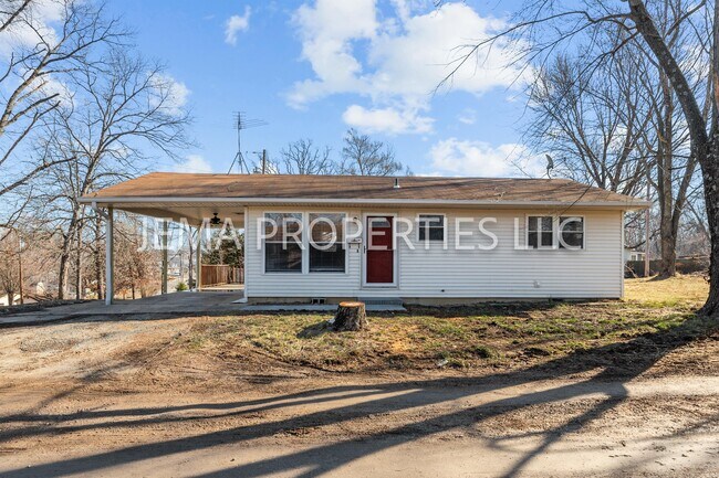 Building Photo - 130 E Oak St