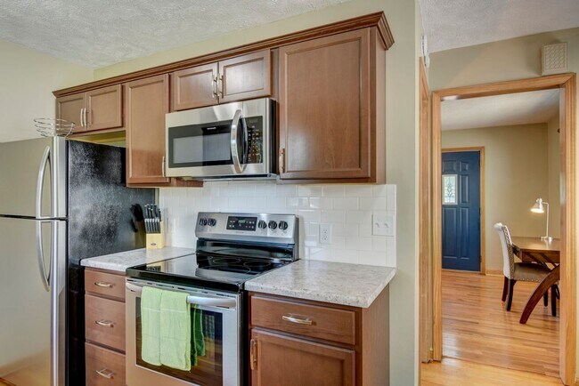 Building Photo - 2 Bedroom in Aksarben