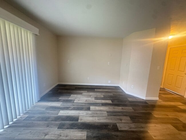 Building Photo - Remodeled Ground Floor 2 Bed Condo Ready for Move In