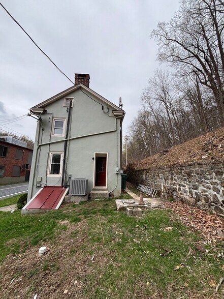 Building Photo - 2233 Farmington Ave