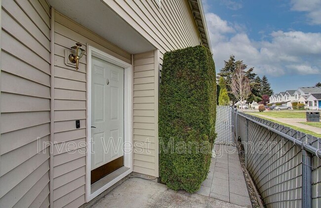 Building Photo - 3020 NE 116th Ave