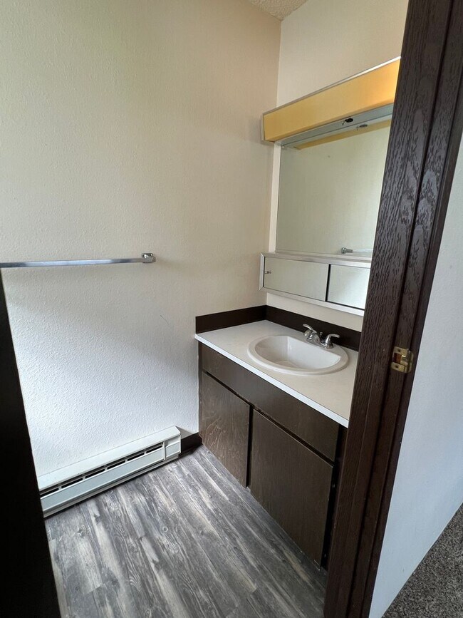Building Photo - Pet-friendly 2 bedroom apartment with a/c,...