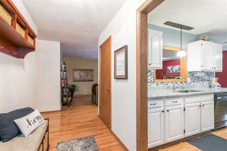 Interior Entryway - 1037 Fountain Dr