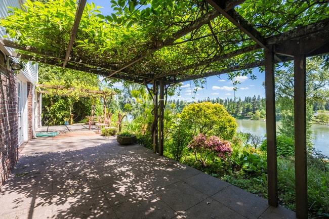 Building Photo - Riverfront Perfection with this Charming 3 Bedroom Lake Oswego Home!