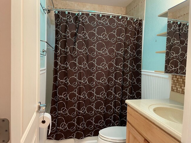 Building Photo - 2 bedroom condo with carport, pool and hot tub access