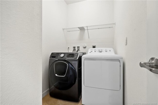 Building Photo - 9512 SW Merlin Ct