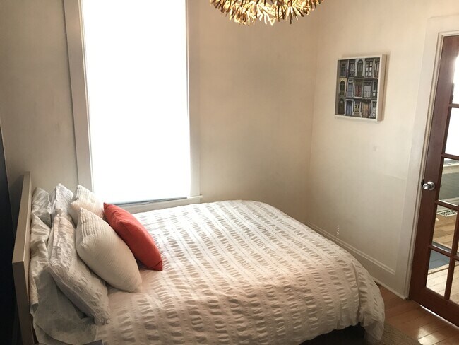 Building Photo - Bright and Cozy 2-Bedroom in Sunnyside wit...
