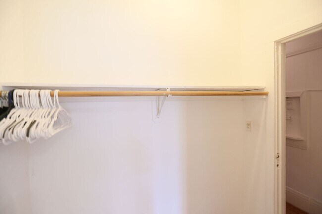 Building Photo - Attractive, second floor downtown studio o...