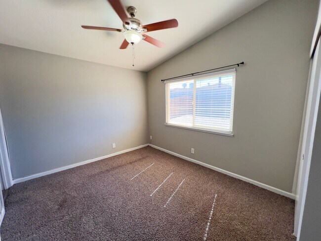 Building Photo - 4 bedrooms, 2 bathrooms home located in Henderson