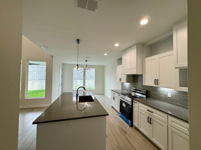 Building Photo - 7511 Cresta Bella St