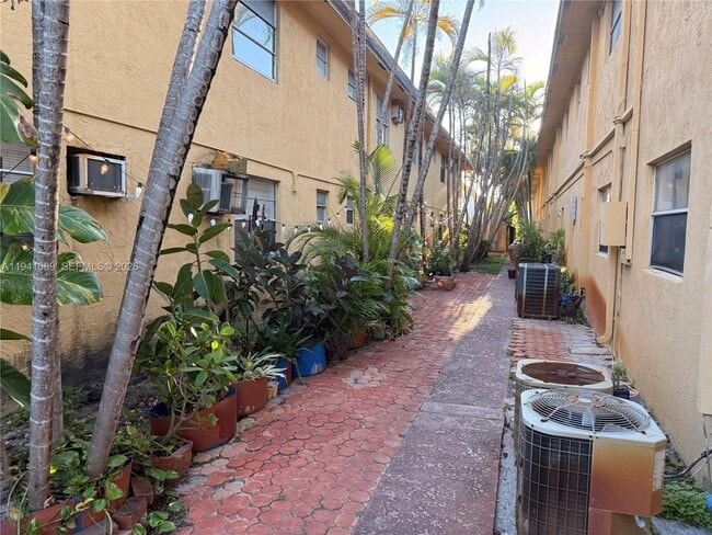 Building Photo - 4061 N Dixie Hwy