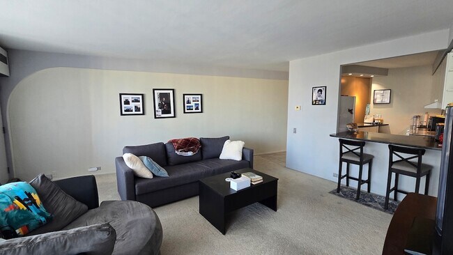 Building Photo - 300 N State St