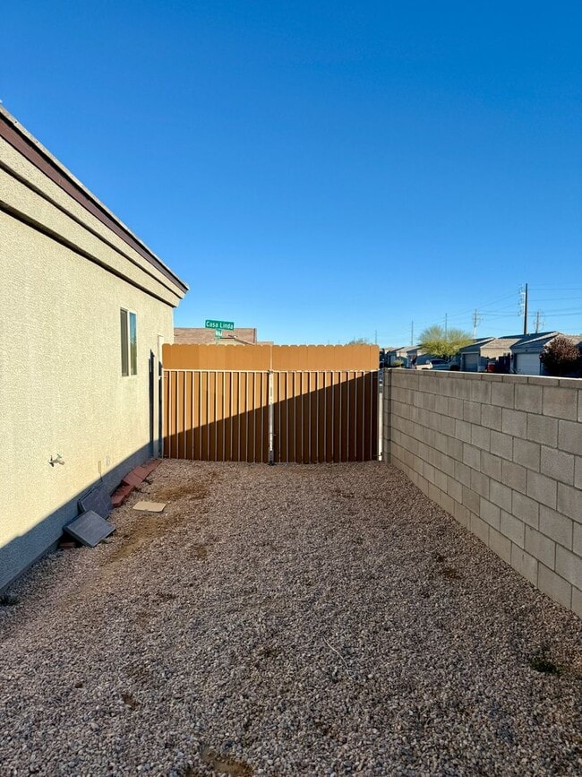 Building Photo - Beautiful 3 Bedroom with 3 Car Garage- Available Now!