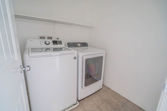 Building Photo - Santa Clarita 3-Bedroom River Village Home...