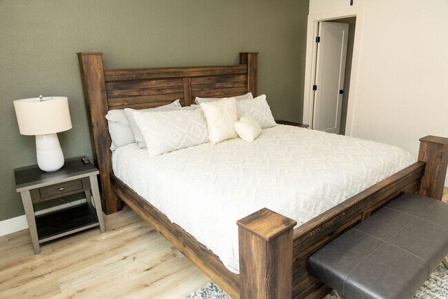 Building Photo - Beautiful Lake Havasau Home