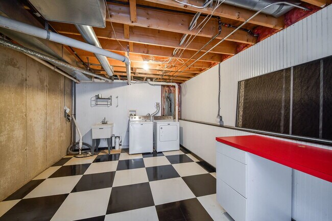 Building Photo - 389 Colonial Cir