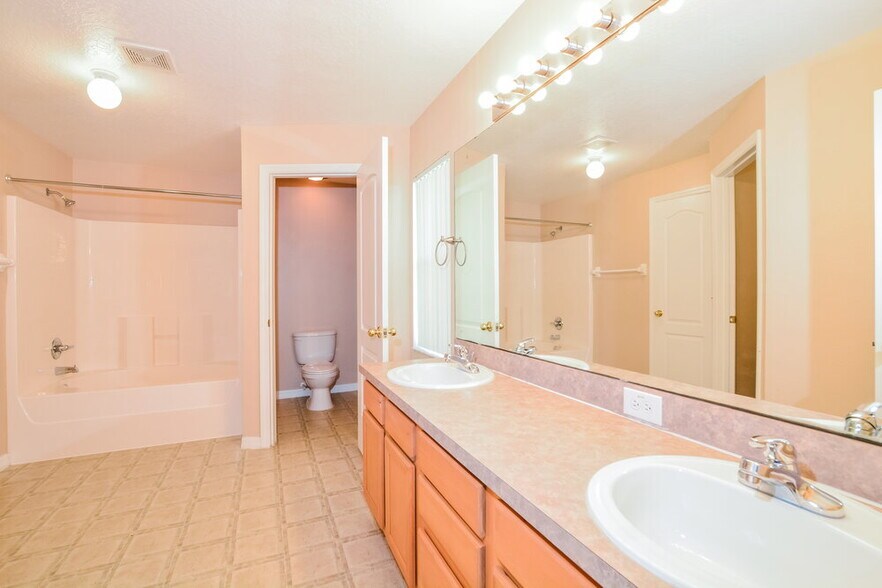 Building Photo - 645 Winding Lake Dr