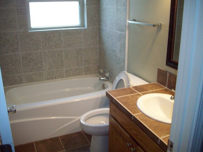 Building Photo - 412 E Lee Ave